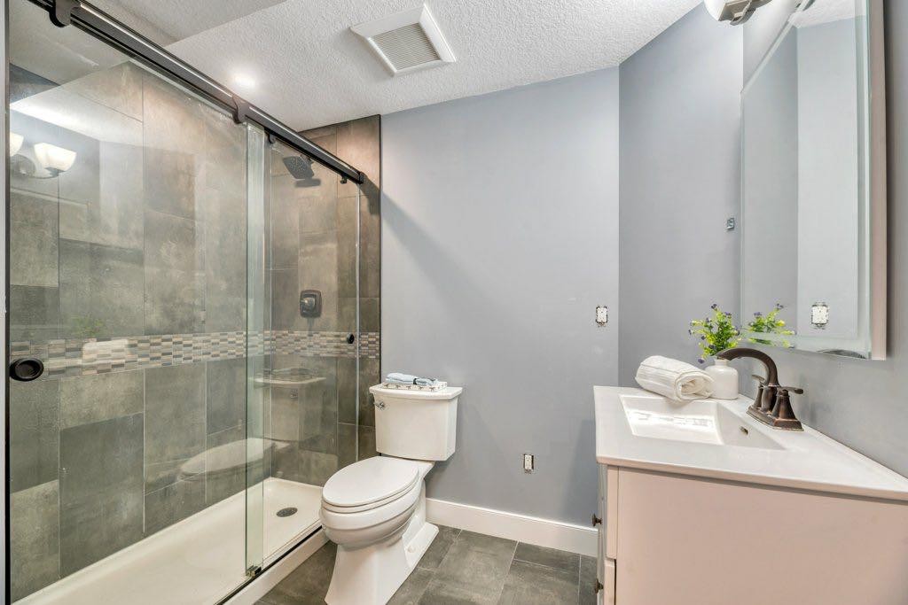101 Hawkmere Place, Chestermere, AB - Indoor Photo Showing Bathroom