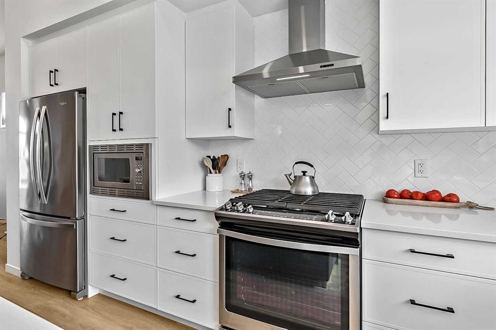 99 Masters Road Se, Calgary, AB - Indoor Photo Showing Kitchen With Upgraded Kitchen