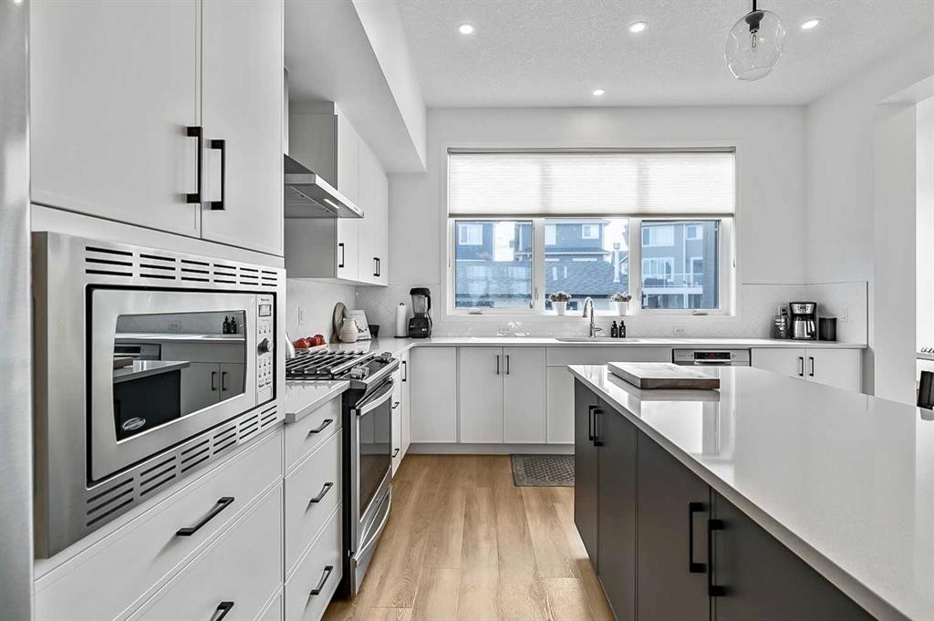 99 Masters Road Se, Calgary, AB - Indoor Photo Showing Kitchen With Upgraded Kitchen