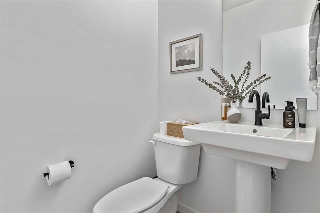 99 Masters Road Se, Calgary, AB - Indoor Photo Showing Bathroom