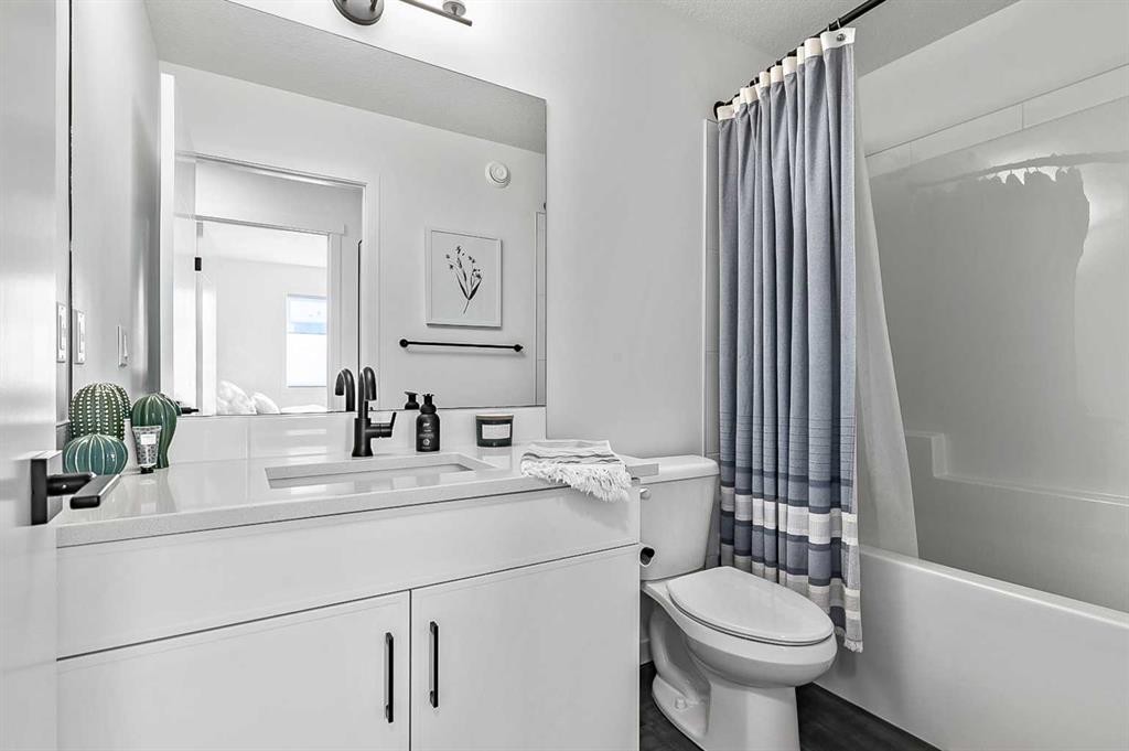 99 Masters Road Se, Calgary, AB - Indoor Photo Showing Bathroom