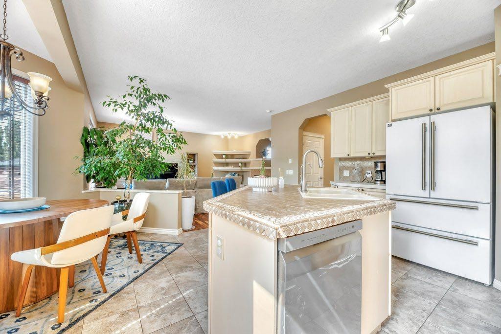 243 Westchester Boulevard, Chestermere, AB - Indoor Photo Showing Kitchen
