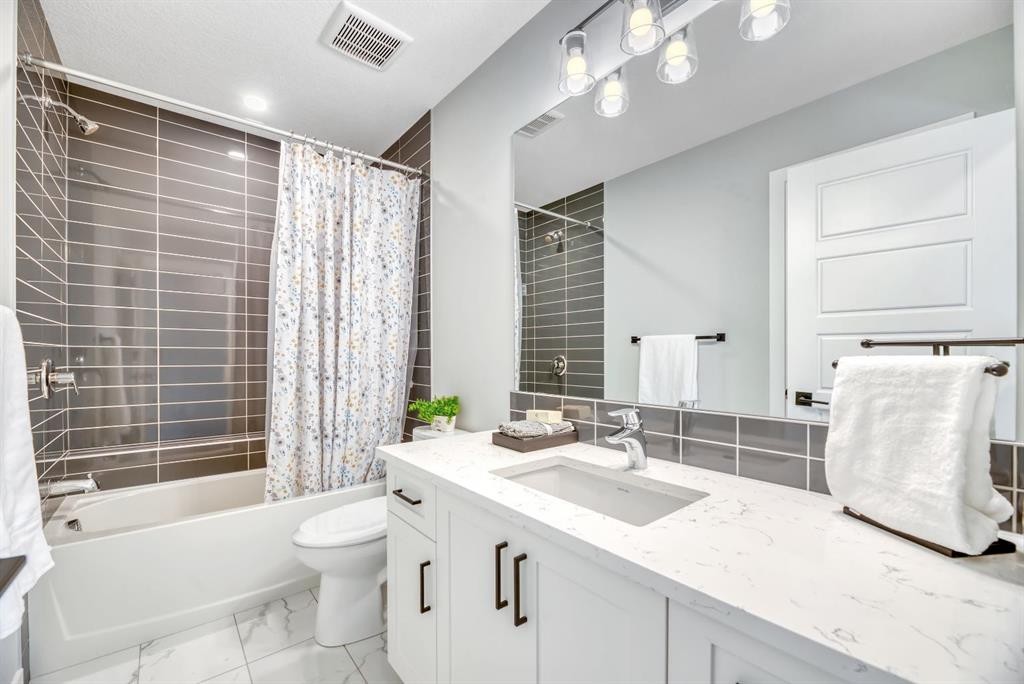 303 Dawson Harbour Court, Chestermere, AB - Indoor Photo Showing Bathroom