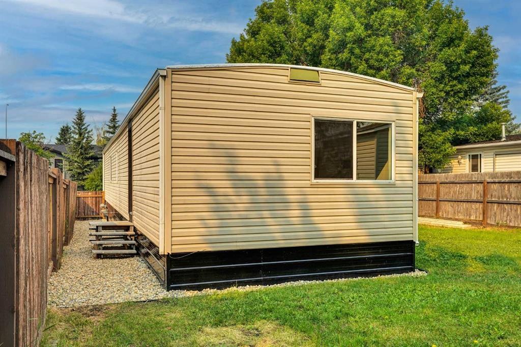 64 Huntwell Way Ne, Calgary, AB - Outdoor