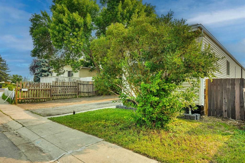 64 Huntwell Way Ne, Calgary, AB - Outdoor