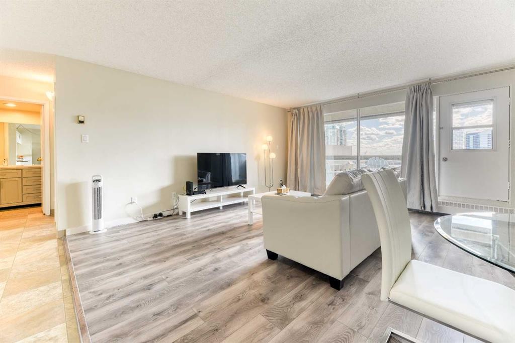 2209-221 6 Avenue Se, Calgary, AB - Indoor Photo Showing Living Room