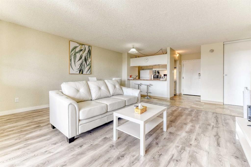 2209-221 6 Avenue Se, Calgary, AB - Indoor Photo Showing Living Room