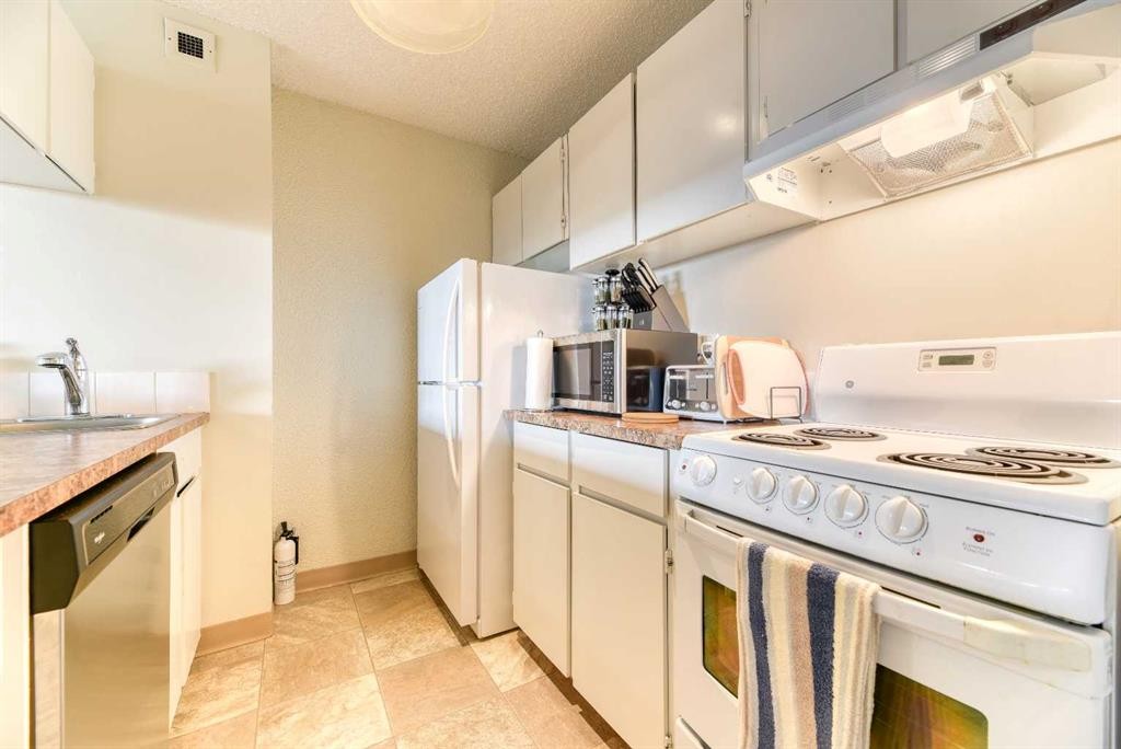2209-221 6 Avenue Se, Calgary, AB - Indoor Photo Showing Kitchen