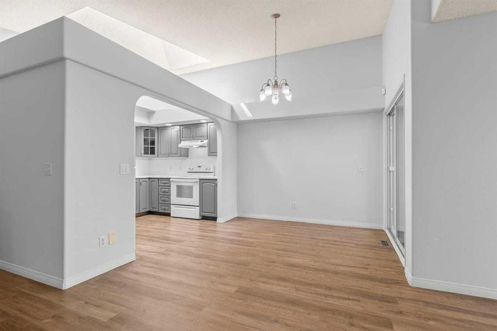 162 Millbank Hill Sw, Calgary, AB - Indoor Photo Showing Kitchen