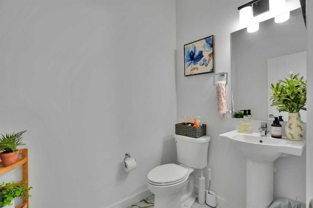 76 Amblefield Terrace Nw, Calgary, AB - Indoor Photo Showing Bathroom