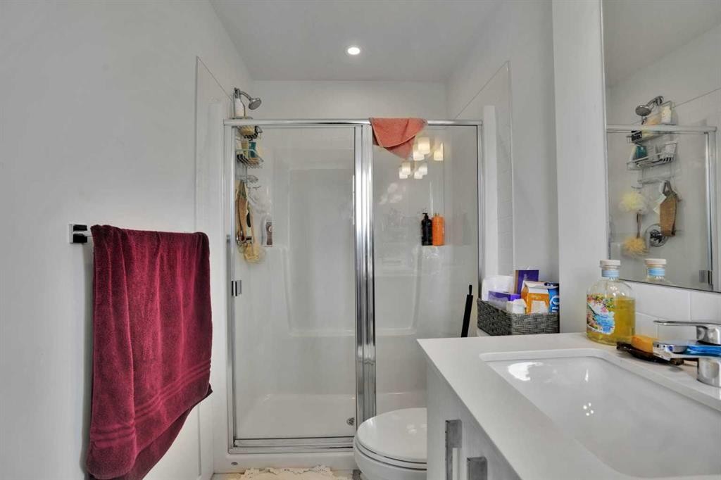 76 Amblefield Terrace Nw, Calgary, AB - Indoor Photo Showing Bathroom