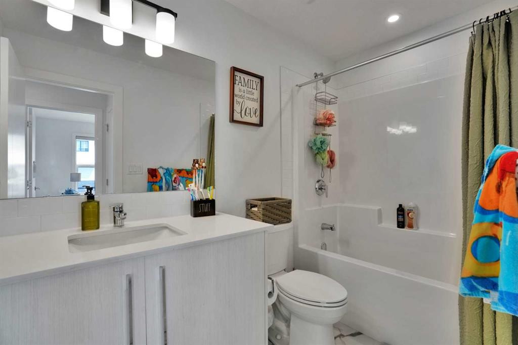 76 Amblefield Terrace Nw, Calgary, AB - Indoor Photo Showing Bathroom