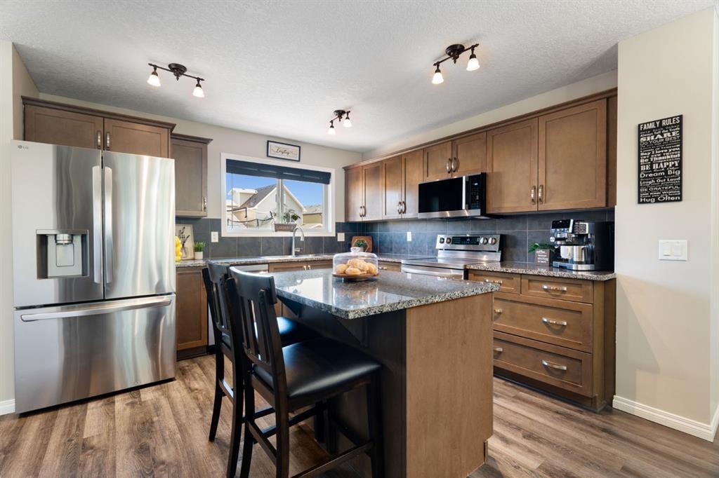 70 Walden Manor Se, Calgary, AB - Indoor Photo Showing Kitchen