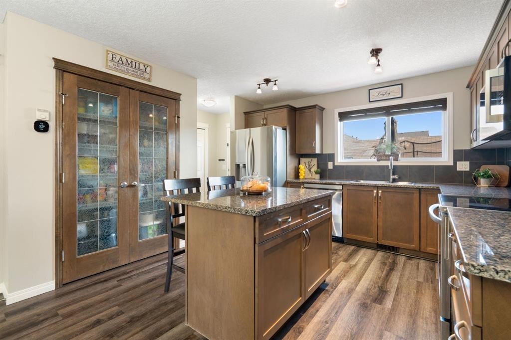 70 Walden Manor Se, Calgary, AB - Indoor Photo Showing Kitchen