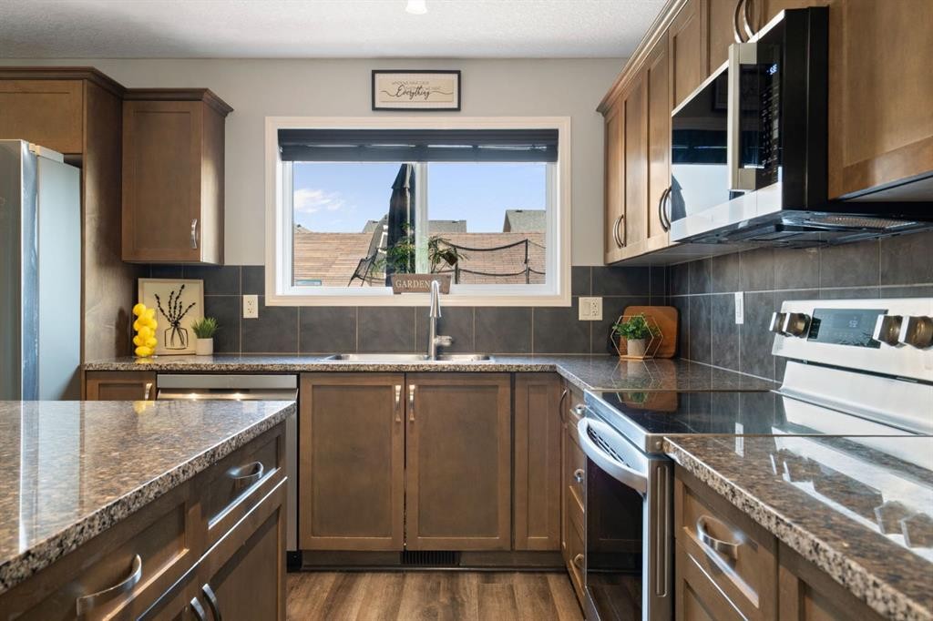 70 Walden Manor Se, Calgary, AB - Indoor Photo Showing Kitchen