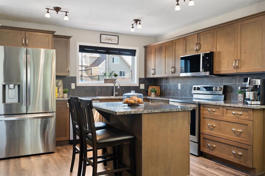70 Walden Manor Se, Calgary, AB - Indoor Photo Showing Kitchen
