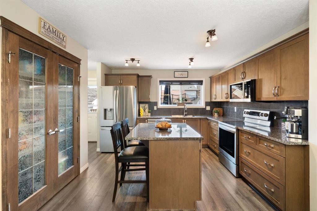 70 Walden Manor Se, Calgary, AB - Indoor Photo Showing Kitchen