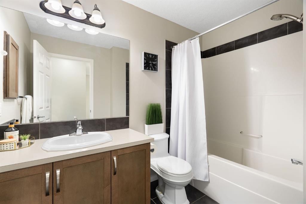 70 Walden Manor Se, Calgary, AB - Indoor Photo Showing Bathroom