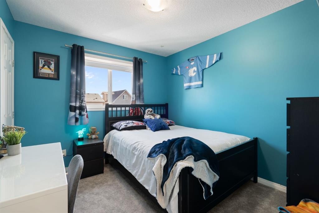 70 Walden Manor Se, Calgary, AB - Indoor Photo Showing Bedroom