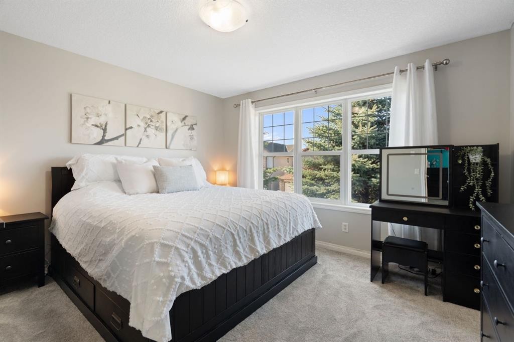 70 Walden Manor Se, Calgary, AB - Indoor Photo Showing Bedroom