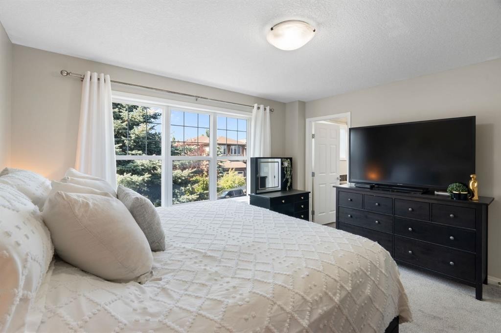 70 Walden Manor Se, Calgary, AB - Indoor Photo Showing Bedroom