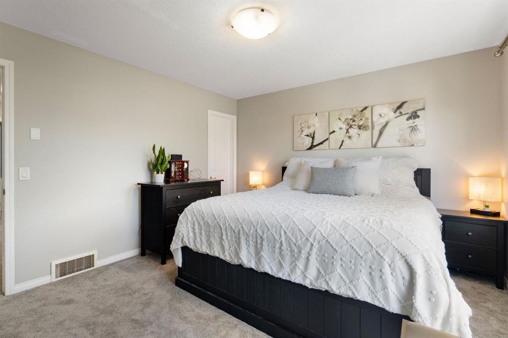70 Walden Manor Se, Calgary, AB - Indoor Photo Showing Bedroom