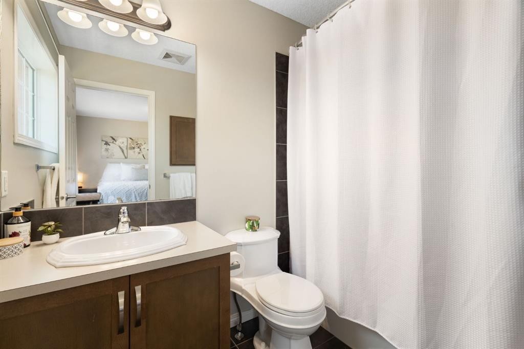 70 Walden Manor Se, Calgary, AB - Indoor Photo Showing Bathroom