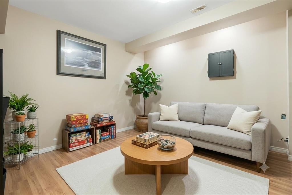70 Walden Manor Se, Calgary, AB - Indoor Photo Showing Living Room