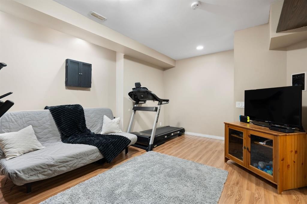 70 Walden Manor Se, Calgary, AB - Indoor Photo Showing Other Room
