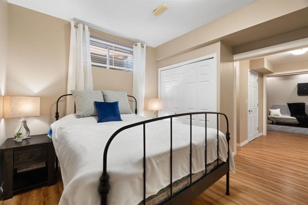70 Walden Manor Se, Calgary, AB - Indoor Photo Showing Bedroom