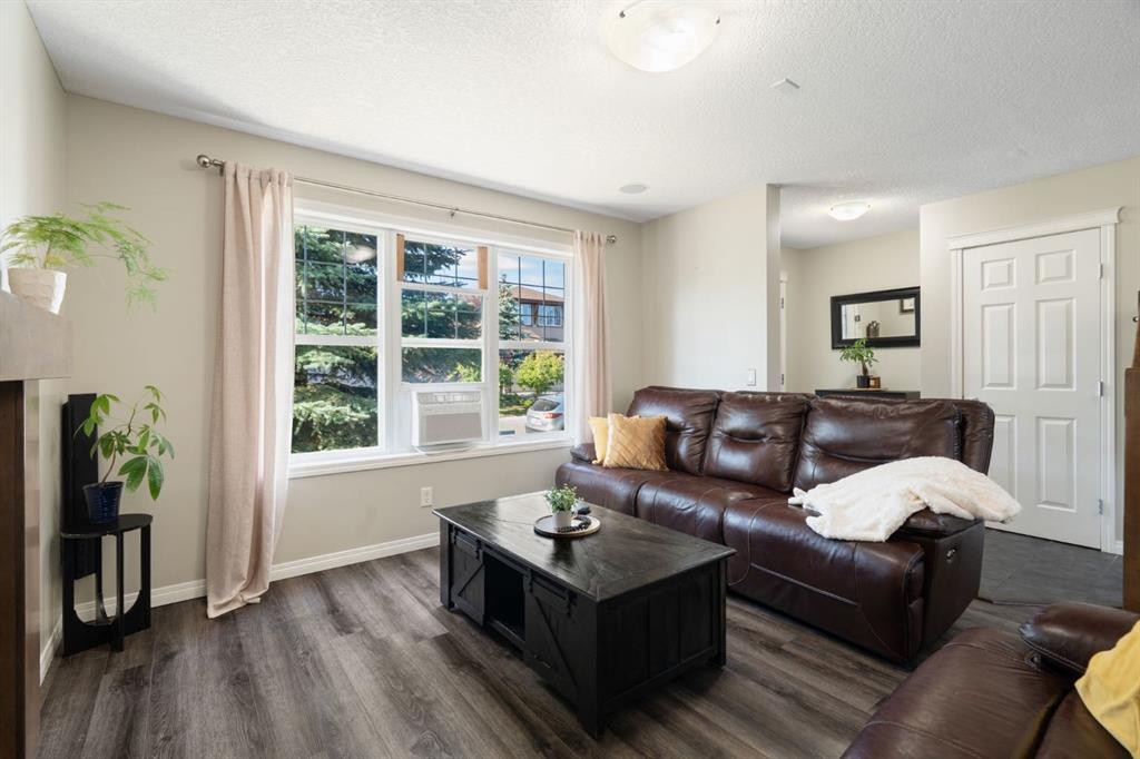 70 Walden Manor Se, Calgary, AB - Indoor Photo Showing Living Room