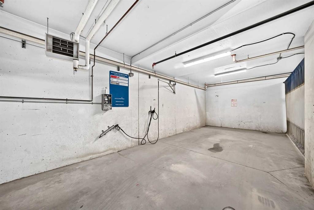 1210-95 Burma Star Road Sw, Calgary, AB - Indoor Photo Showing Garage