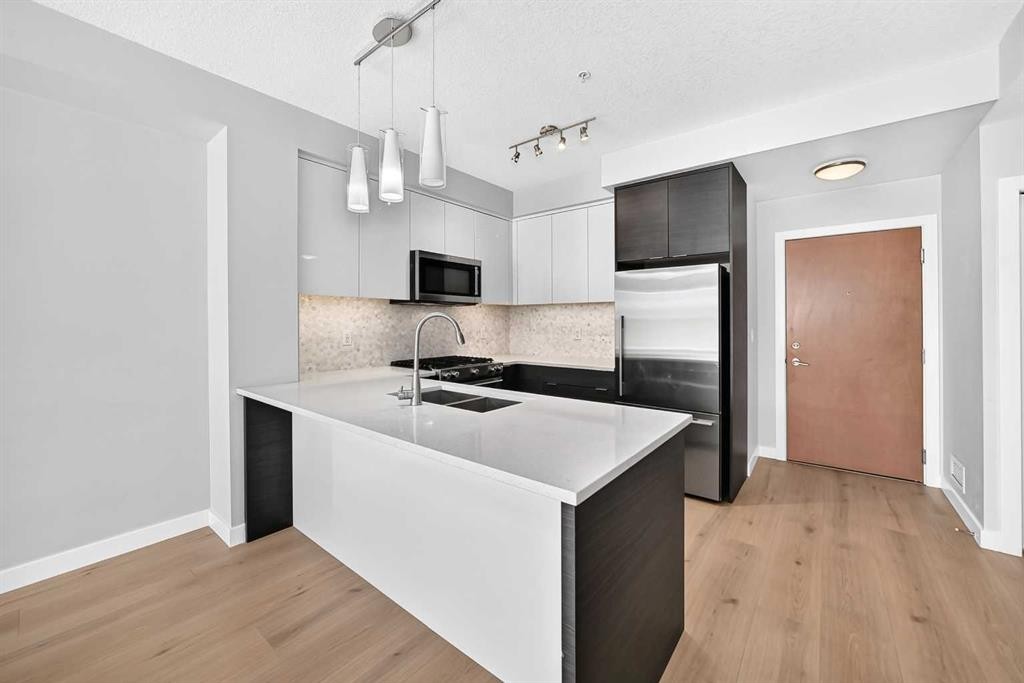 1210-95 Burma Star Road Sw, Calgary, AB - Indoor Photo Showing Kitchen With Double Sink