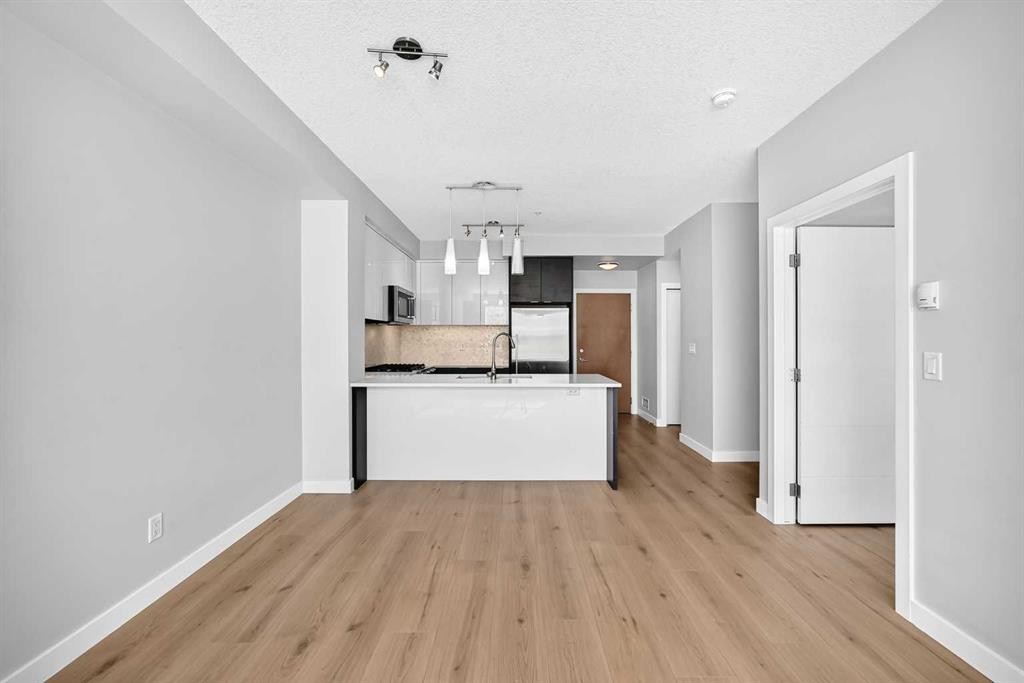 1210-95 Burma Star Road Sw, Calgary, AB - Indoor Photo Showing Kitchen