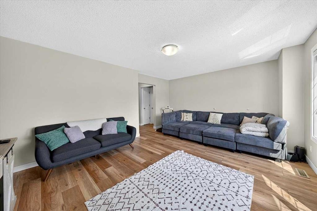 251 Hillcrest Circle Sw, Airdrie, AB - Indoor Photo Showing Living Room