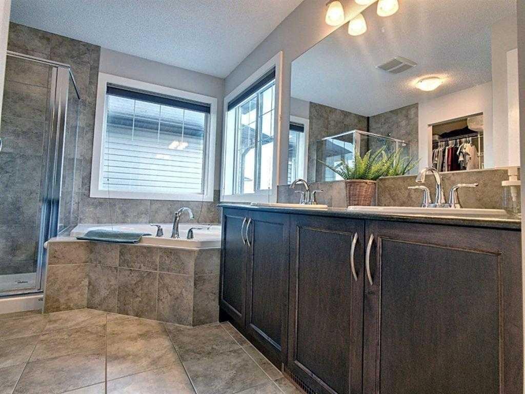 251 Hillcrest Circle Sw, Airdrie, AB - Indoor Photo Showing Bathroom
