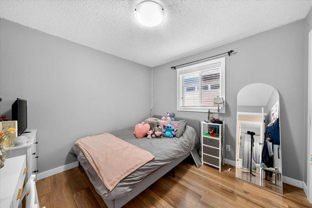 251 Hillcrest Circle Sw, Airdrie, AB - Indoor Photo Showing Bedroom