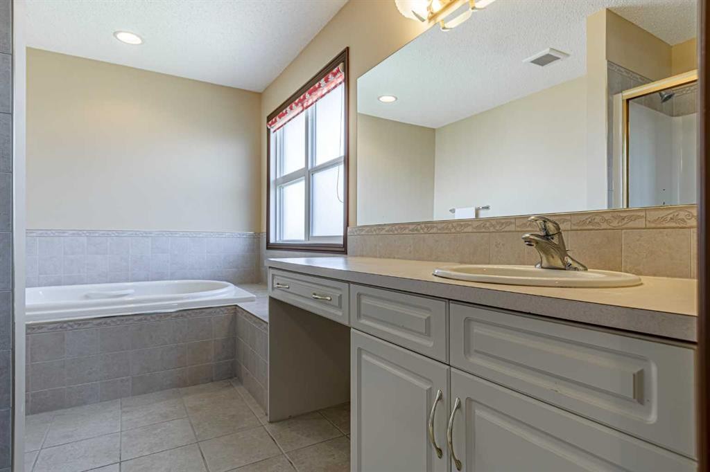 23 Royal Oak Terrace Nw, Calgary, AB - Indoor Photo Showing Bathroom