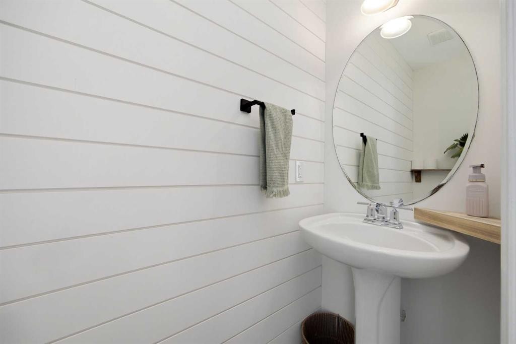 100 Bow Ridge Crescent, Cochrane, AB - Indoor Photo Showing Bathroom