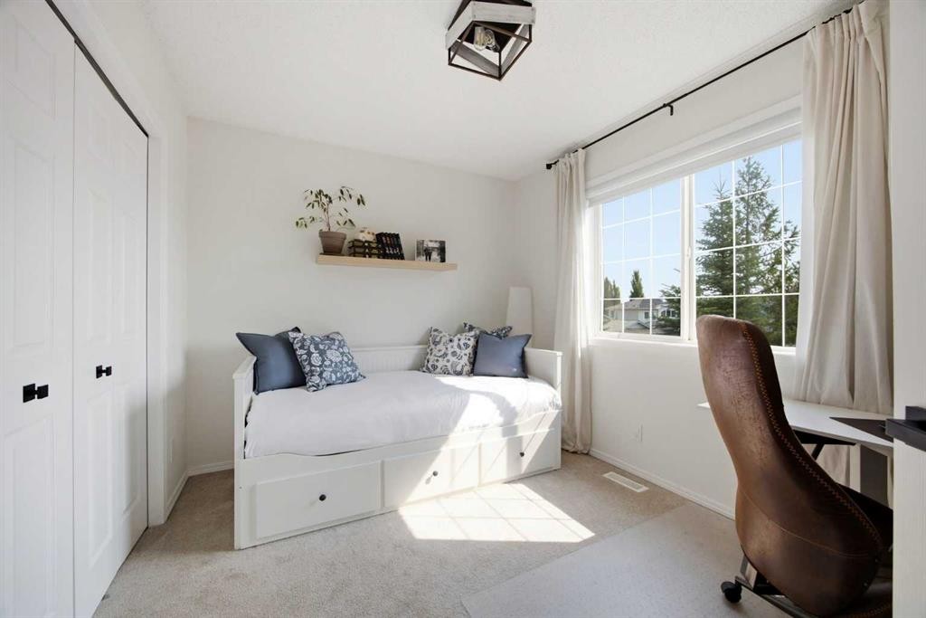100 Bow Ridge Crescent, Cochrane, AB - Indoor Photo Showing Bedroom