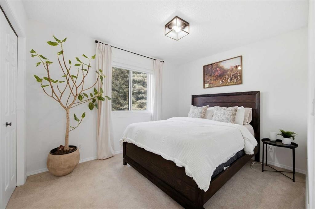 100 Bow Ridge Crescent, Cochrane, AB - Indoor Photo Showing Bedroom