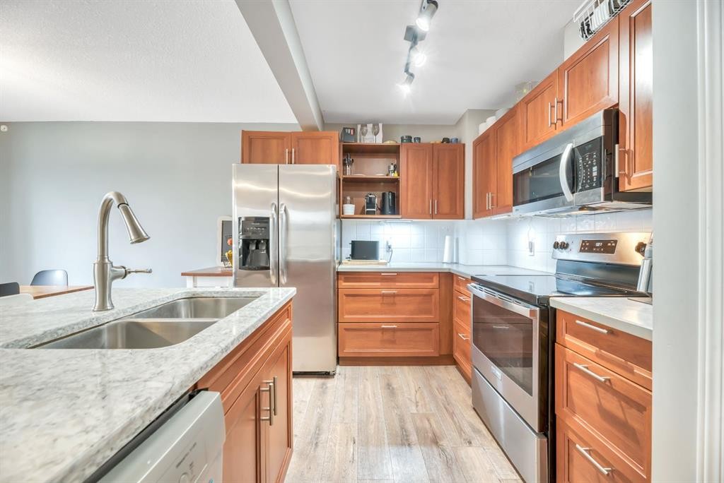 127 Hillview Terrace, Strathmore, AB - Indoor Photo Showing Kitchen With Stainless Steel Kitchen With Double Sink