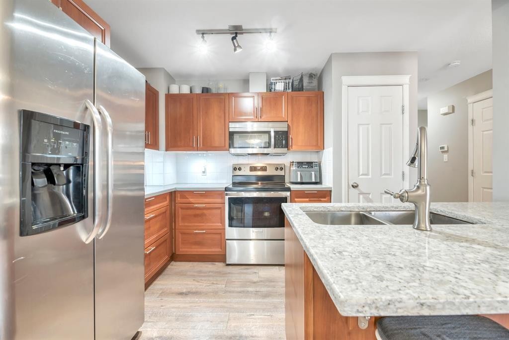 127 Hillview Terrace, Strathmore, AB - Indoor Photo Showing Kitchen With Stainless Steel Kitchen With Double Sink With Upgraded Kitchen
