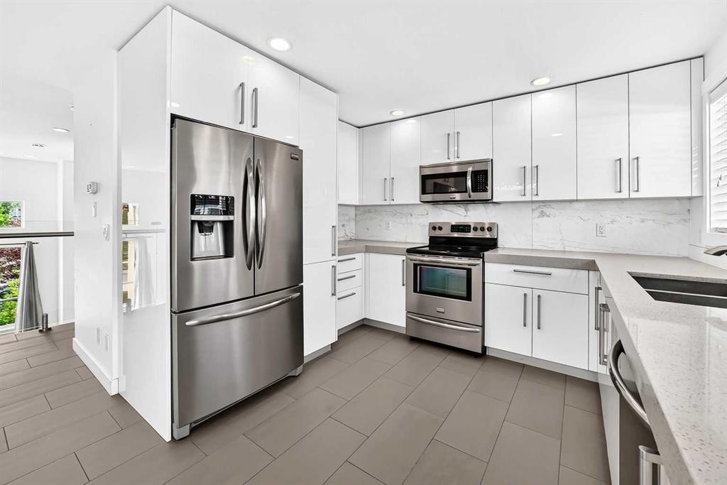 1803-1530 Bayside Avenue, Airdrie, AB - Indoor Photo Showing Kitchen With Double Sink