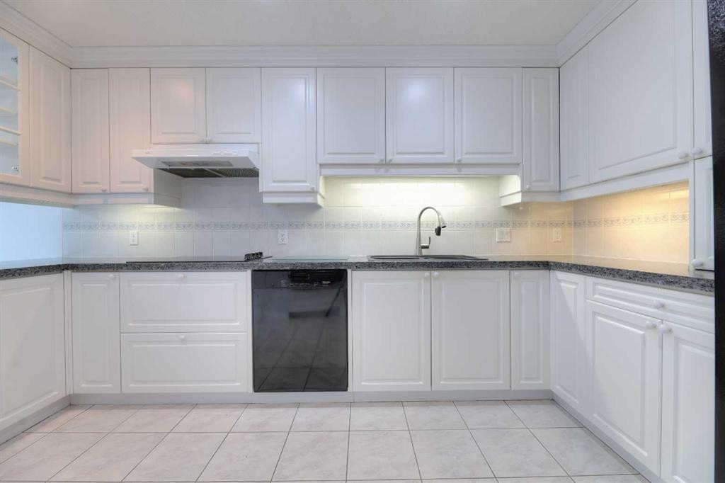 8 Prominence Path Sw, Calgary, AB - Indoor Photo Showing Kitchen