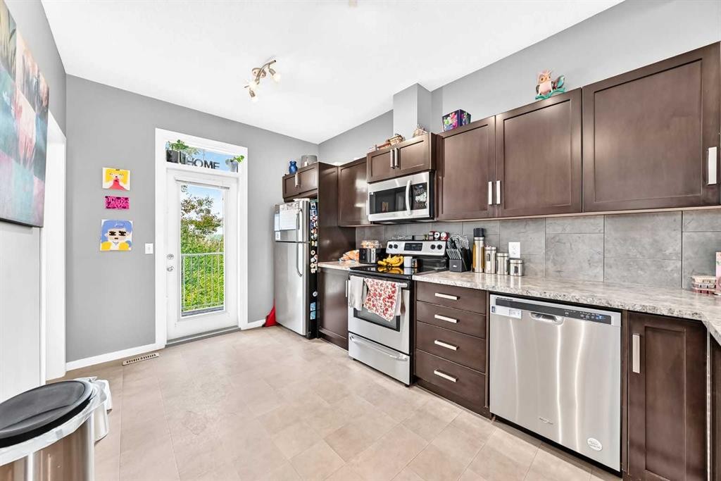 60 New Brighton Point Se, Calgary, AB - Indoor Photo Showing Kitchen
