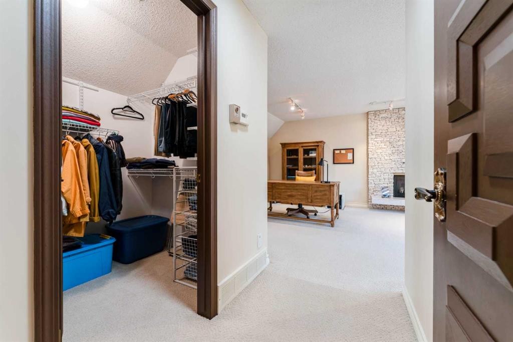 240 Canterville Drive Sw, Calgary, AB - Indoor