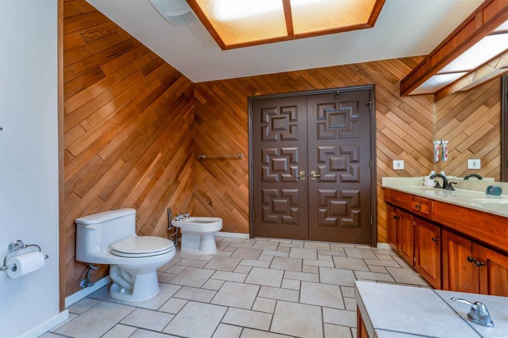 240 Canterville Drive Sw, Calgary, AB - Indoor Photo Showing Bathroom