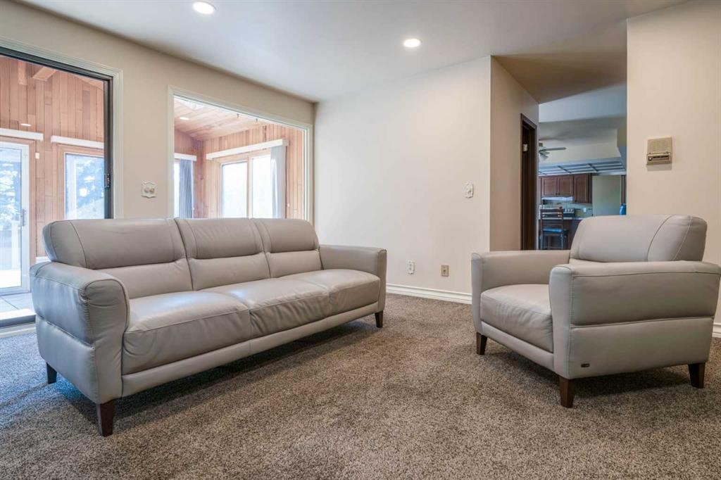 240 Canterville Drive Sw, Calgary, AB - Indoor Photo Showing Living Room
