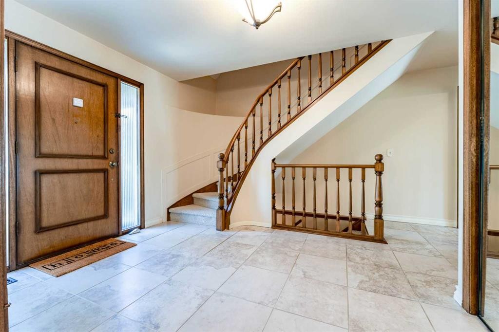 240 Canterville Drive Sw, Calgary, AB - Indoor Photo Showing Other Room
